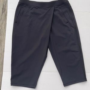 Lululemon black crop pant. Size 8.